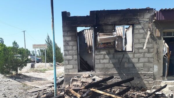 Разрушенное здание в приграничном с Таджикистаном селе Максат  - 俄罗斯卫星通讯社