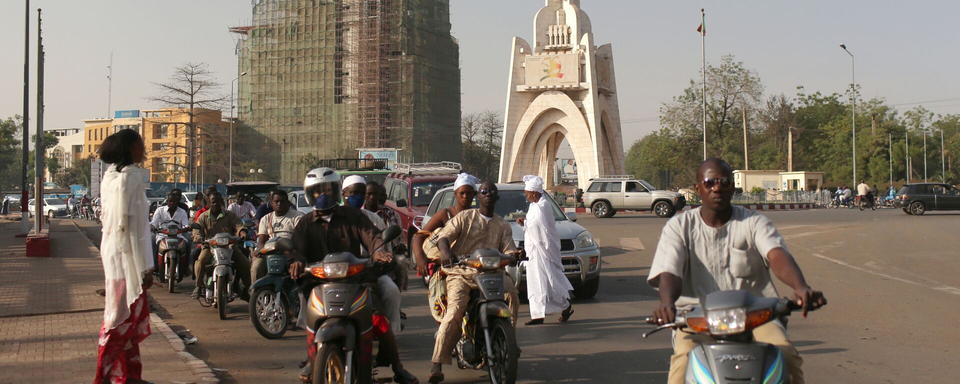 Женщина пропускает мотоциклистов на улице Бамако, Мали - 俄罗斯卫星通讯社, 1920, 27.05.2021