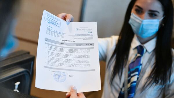 Выдача пассажиру сертификата международного образца о вакцинации от COVID-19 в аэропорту Домодедово - 俄羅斯衛星通訊社