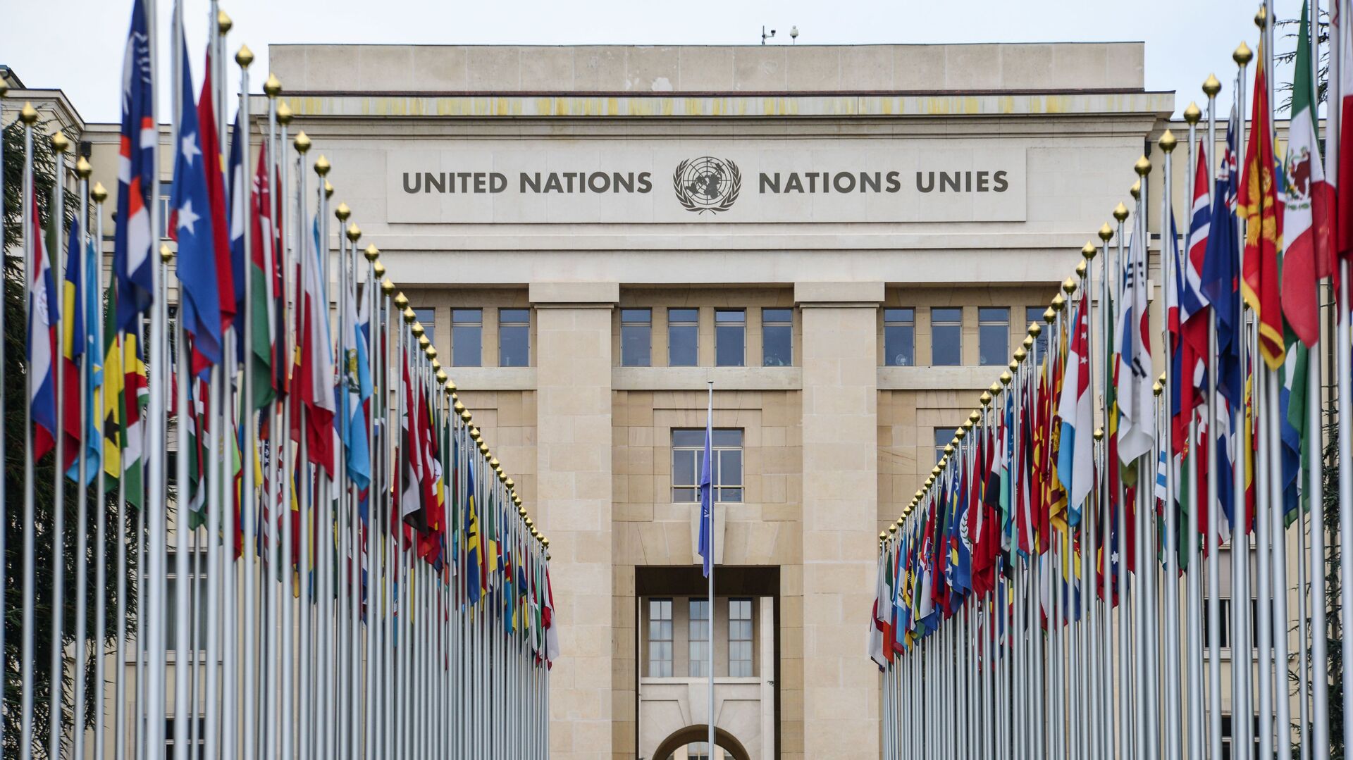 Аллея флагов возле здания ООН в Женеве, Швейцария - 俄罗斯卫星通讯社, 1920, 04.09.2021