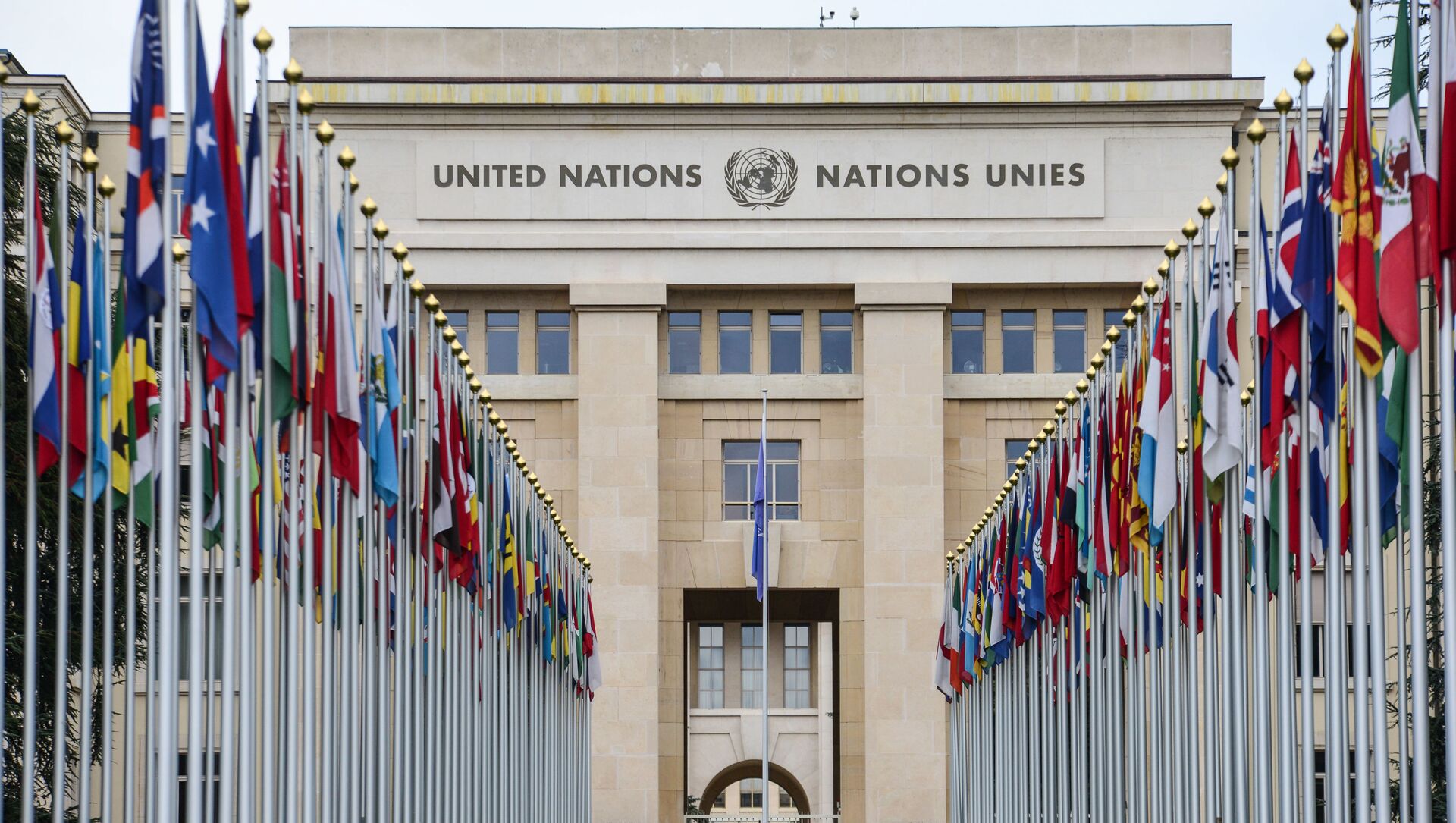 Аллея флагов возле здания ООН в Женеве, Швейцария - 俄罗斯卫星通讯社, 1920, 29.11.2021