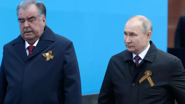 9 мая 2021. Президент РФ - верховный главнокомандующий вооруженными силами РФ Владимир Путин и президент Республики Таджикистан Эмомали Рахмон (слева) перед началом военного парада в ознаменование 76-й годовщины Победы в Великой Отечественной войне 1941-1945 годов на Красной площади в Москве. 9 мая 2021. Президент РФ - верховный главнокомандующий вооруженными силами РФ Владимир Путин и президент Республики Таджикистан Эмомали Рахмон (слева) перед началом военного парада в ознаменование 76-й годовщины Победы в Великой Отечественной войне 1941-1945 годов на Красной площади в Москве. - 俄羅斯衛星通訊社
