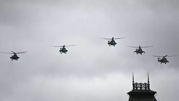 Многоцелевые ударные вертолеты Ми-35С и Ми-24 во время воздушной части парада в честь 76-й годовщины Победы в Великой Отечественной войне в Москве. Многоцелевые ударные вертолеты Ми-35С и Ми-24 во время воздушной части парада в честь 76-й годовщины Победы в Великой Отечественной войне в Москве. - 俄羅斯衛星通訊社