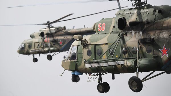  Вертолеты Ми-8 АМТШ во время воздушной части парада Победы.  - 俄羅斯衛星通訊社
