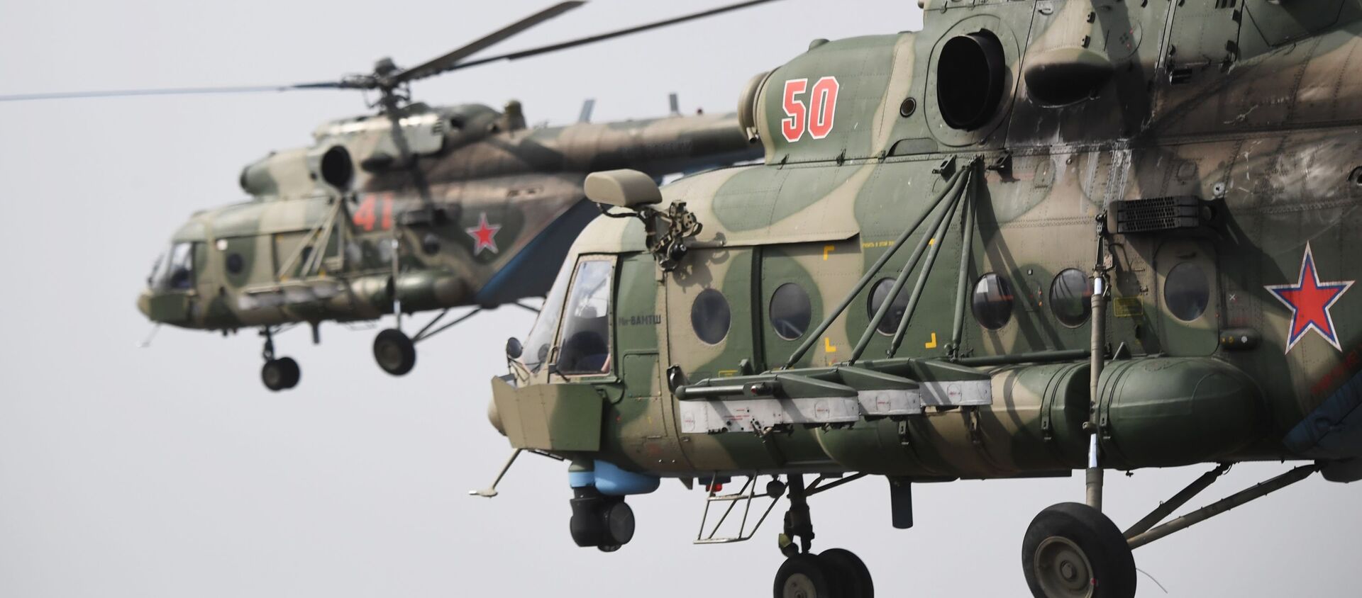  Вертолеты Ми-8 АМТШ во время воздушной части парада Победы.  - 俄羅斯衛星通訊社, 1920, 26.05.2021