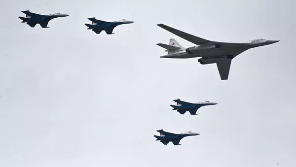 Стратегический бомбардировщик-ракетоносец Ту-160 и истребители Су-35С пилотажной группы Русские витязи во время воздушной части парада в честь 76-й годовщины Победы в Великой Отечественной войне в Москве. Стратегический бомбардировщик-ракетоносец Ту-160 и истребители Су-35С пилотажной группы Русские витязи во время воздушной части парада в честь 76-й годовщины Победы в Великой Отечественной войне в Москве. - 俄羅斯衛星通訊社