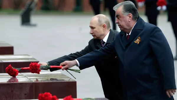 9 мая 2021. Президент РФ Владимир Путин и президент Республики Таджикистан Эмомали Рахмон (справа) возлагают в День Победы цветы на Аллее городов-героев у Могилы Неизвестного Солдата в Александровском саду. Россия отмечает 76-летие Победы в Великой Отечественной войне. 9 мая 2021. Президент РФ Владимир Путин и президент Республики Таджикистан Эмомали Рахмон (справа) возлагают в День Победы цветы на Аллее городов-героев у Могилы Неизвестного Солдата в Александровском саду. Россия отмечает 76-летие Победы в Великой Отечественной войне. - 俄羅斯衛星通訊社