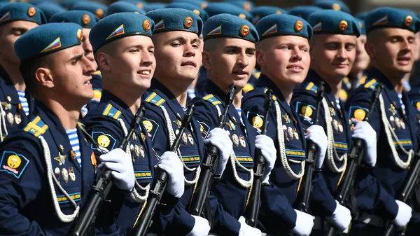 Курсанты Рязанского гвардейского высшего воздушно-десантного ордена Суворова дважды Краснознамённого командного училища имени генерала армии В. Ф. Маргелова во время генеральной репетиции парада в честь 76-й годовщины Победы в Великой Отечественной войне в Москве. Курсанты Рязанского гвардейского высшего воздушно-десантного ордена Суворова дважды Краснознамённого командного училища имени генерала армии В. Ф. Маргелова во время генеральной репетиции парада в честь 76-й годовщины Победы в Великой Отечественной войне в Москве. - 俄羅斯衛星通訊社