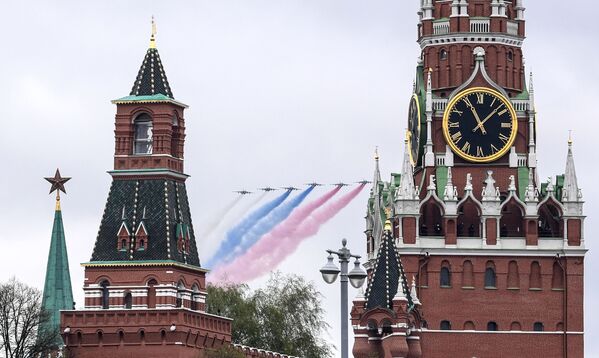 莫斯科紀念偉大衛國戰爭76週年閱兵式上空中方隊的蘇-25BM拖靶型飛機。 - 俄羅斯衛星通訊社