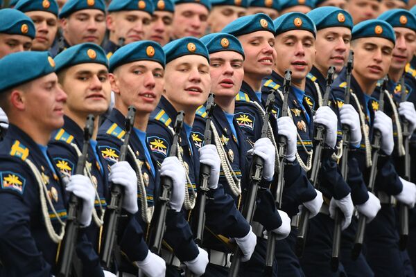 莫斯科紀念偉大衛國戰爭76週年閱兵式上的俄羅斯空天軍部隊的軍人。 - 俄羅斯衛星通訊社