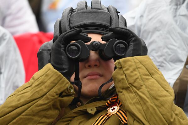 莫斯科军事阅兵式上拿着望远镜在观看的小男孩。 - 俄罗斯卫星通讯社