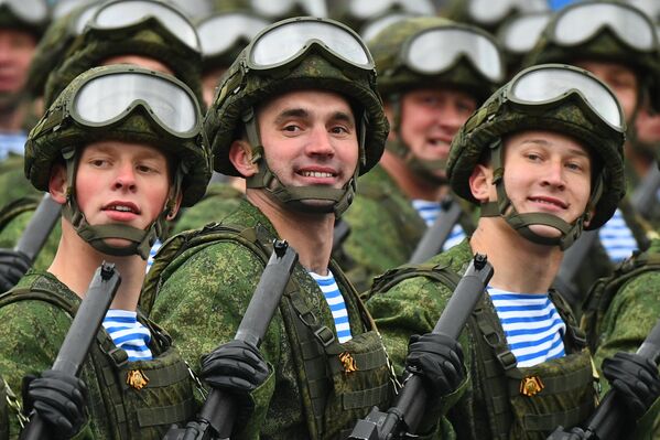 莫斯科军事阅兵式上的空降兵方队。 - 俄罗斯卫星通讯社