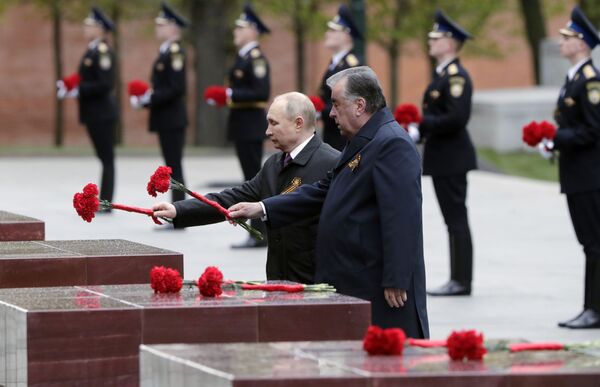 俄羅斯總統弗拉基米爾•普京和塔吉克斯坦總統埃莫馬利•拉赫蒙（右）在亞歷山大花園無名烈士墓旁的英雄城市林蔭路上獻花。 - 俄羅斯衛星通訊社