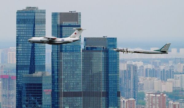 伊尔-78空中加油机和可携带导弹的图-95MC战略轰炸机飞过莫斯科国际商业中心。 - 俄罗斯卫星通讯社