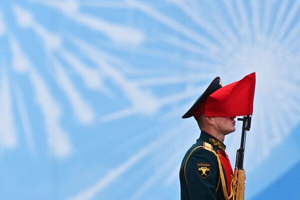 在偉大衛國戰爭勝利76週年軍事閱兵式開始前莫斯科紅場上的軍校生。 - 俄羅斯衛星通訊社