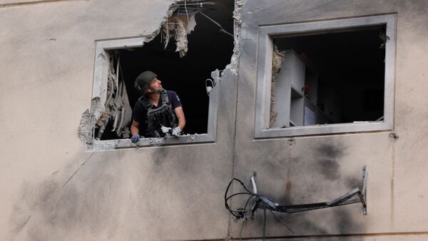 以色列拆彈專家在阿什克倫拆除未爆火箭彈。 - 俄羅斯衛星通訊社
