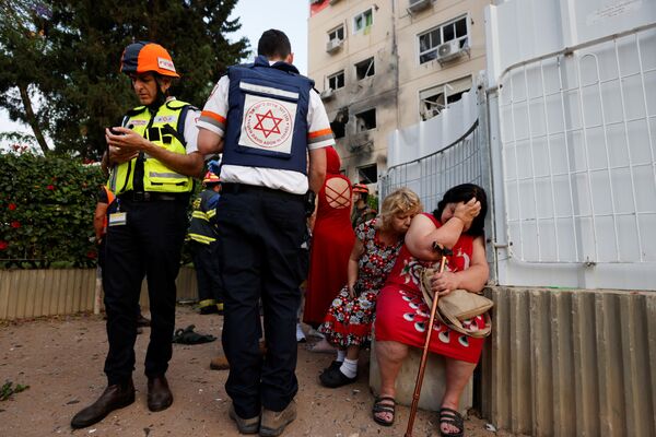 以色列醫療人員救助阿什克倫市居民。 - 俄羅斯衛星通訊社