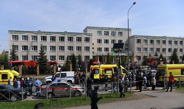 遭不明武装分子闯入袭击的喀山市第175学校。 - 俄罗斯卫星通讯社
