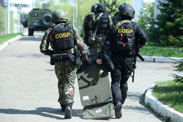 处置喀山市第175学校枪击案行动的俄罗斯警员。 - 俄罗斯卫星通讯社