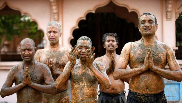满身涂抹圣物牛粪的印度民众进行祈祷仪式。 - 俄罗斯卫星通讯社