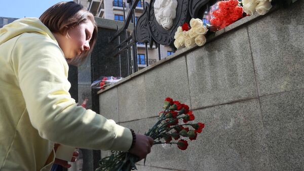 Цветы в память о жертвах трагедии в казанской школе - 俄罗斯卫星通讯社