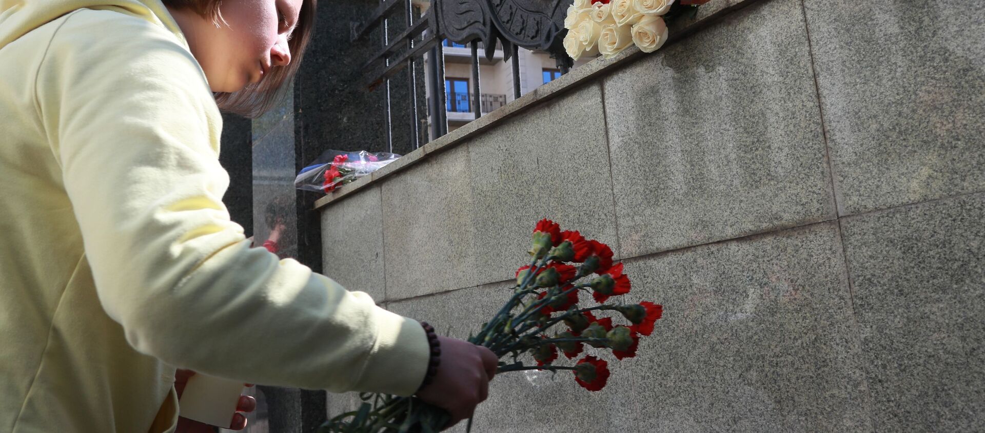 Цветы в память о жертвах трагедии в казанской школе - 俄羅斯衛星通訊社, 1920, 12.05.2021