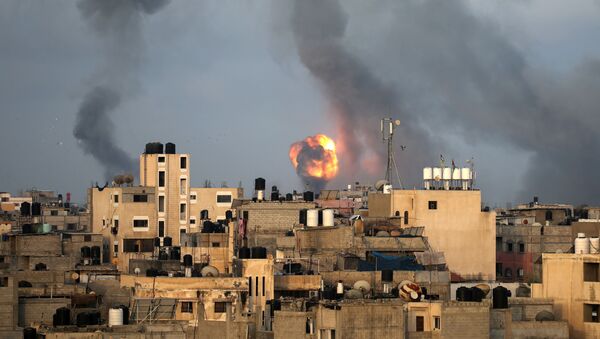 Дым от израильских воздушных ударов на юге сектора Газа - 俄羅斯衛星通訊社