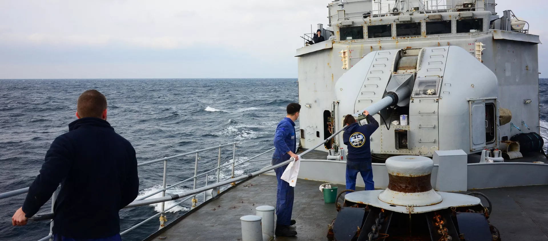 In this photograph taken on November 29, 2019, sailors clean the barrel of a 100mm gun aboard France's Marine Nationale ship Commandant Birot (Aviso Type - Classe d'Estienne d'Orves) at an undisclosed location in The Black Sea. (Photo by Fabien ZAMORA / AFP) - 俄羅斯衛星通訊社, 1920, 12.05.2021