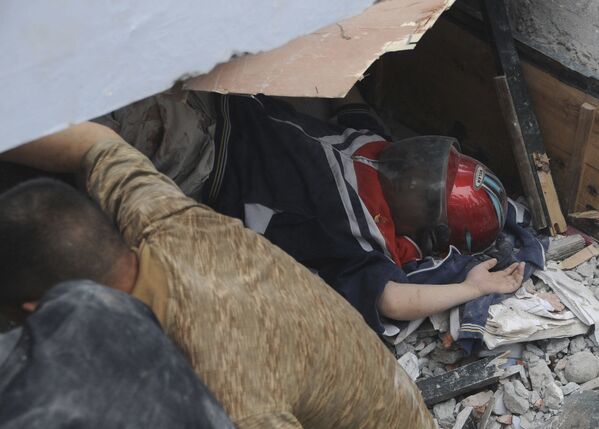 救援队员在灾区抢救被废墟掩埋的学生。 - 俄罗斯卫星通讯社