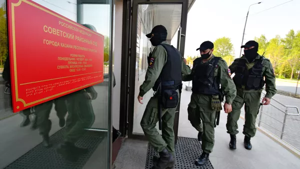Сотрудники силовых структур входят в здание Советского районного суда Казани, где рассматривается вопрос об избрании меры пресечения Ильназу Галявиеву, подозреваемому в нападении на школу и стрельбе, в результате которых погибли семеро детей и двое взрослых. - 俄羅斯衛星通訊社
