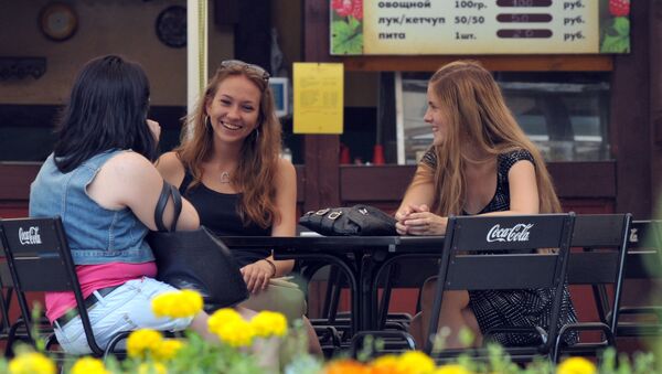Девушки отдыхаю в одном из летних кафе на территории Измайловского парка в Москве - 俄羅斯衛星通訊社