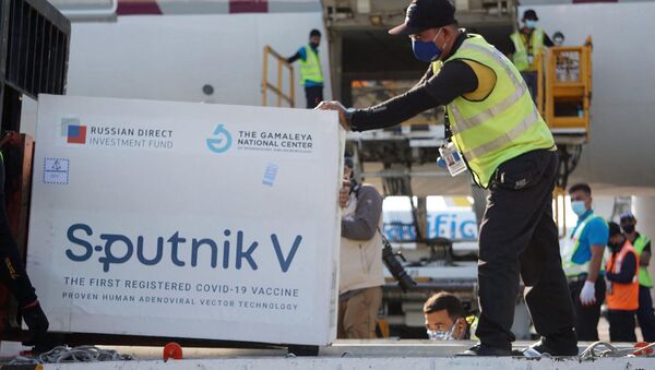 Рабочие, выгружающие первую партию вакцины от коронавируса Sputnik V российского производства в аэропорту Манилы - 俄羅斯衛星通訊社