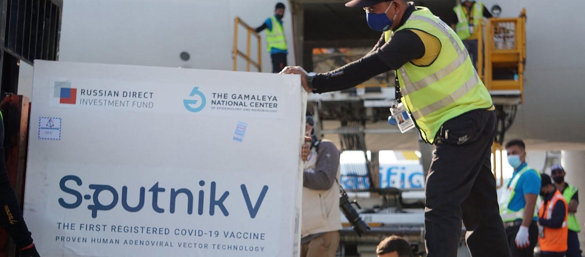 Рабочие, выгружающие первую партию вакцины от коронавируса Sputnik V российского производства в аэропорту Манилы - 俄羅斯衛星通訊社, 1920, 12.06.2021