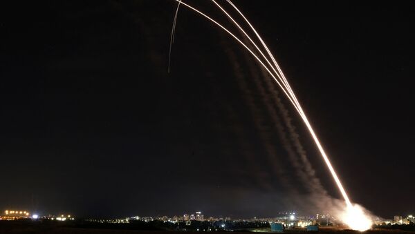 Израильская система противовоздушной обороны Iron Dome запускается для перехвата ракет, запущенных из сектора Газа - 俄羅斯衛星通訊社