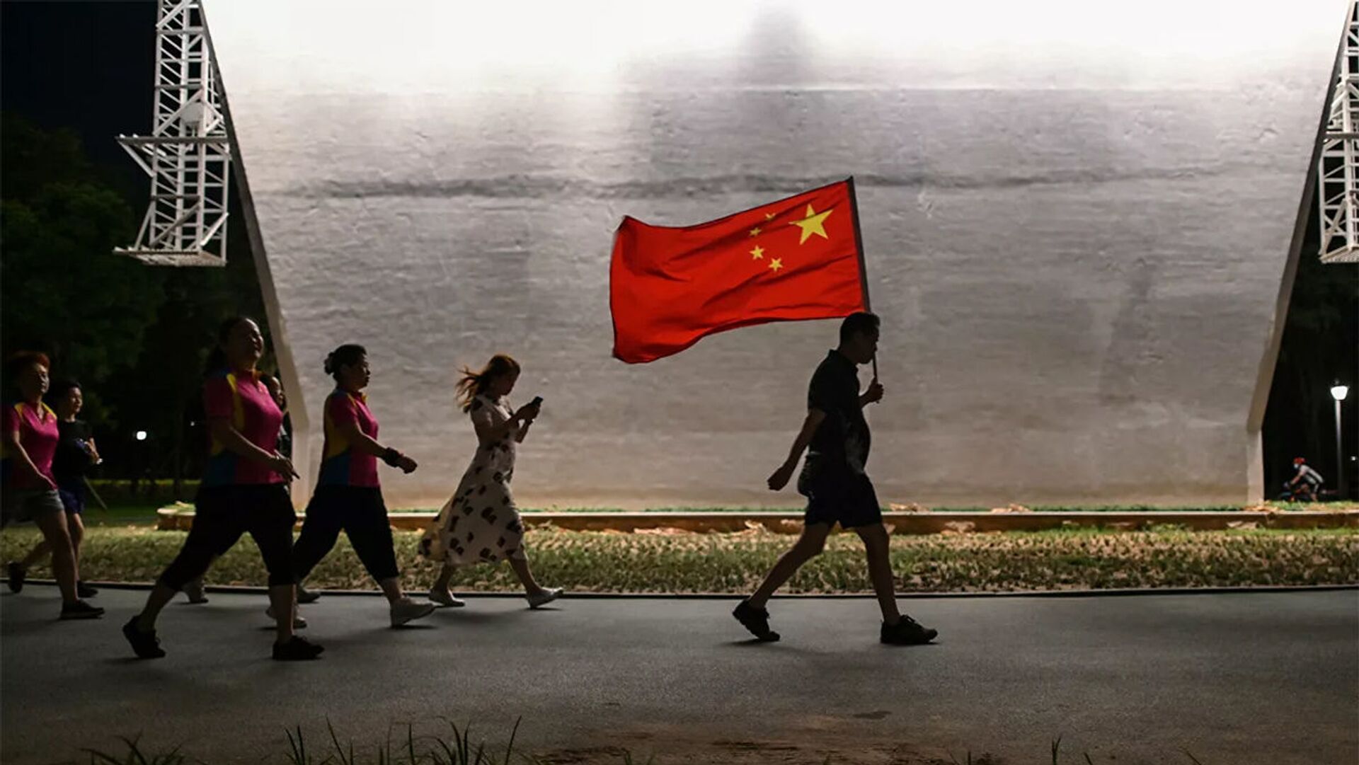 Мужчина с флагом Китая идет по парку в Ухани - 俄羅斯衛星通訊社, 1920, 04.03.2023