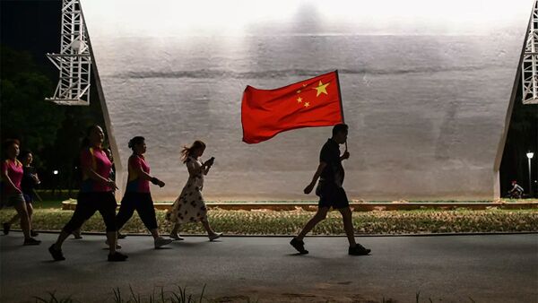 Мужчина с флагом Китая идет по парку в Ухани - 俄罗斯卫星通讯社