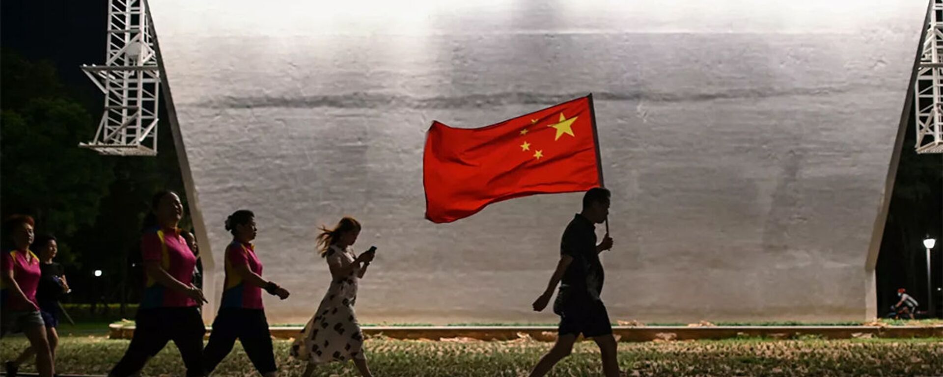 Мужчина с флагом Китая идет по парку в Ухани - 俄罗斯卫星通讯社, 1920, 14.07.2021