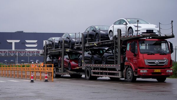Завоз новых автомобилей Tesla на завод в Шанхае. - 俄羅斯衛星通訊社