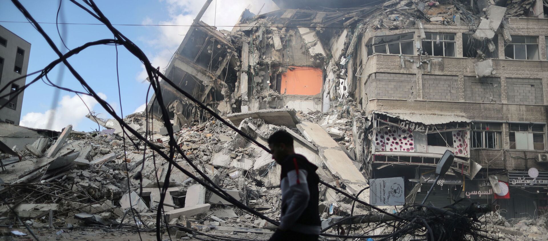 Высотный дом, разрушенный в результате израильских воздушных ударов, в Газе - 俄罗斯卫星通讯社, 1920, 20.05.2021