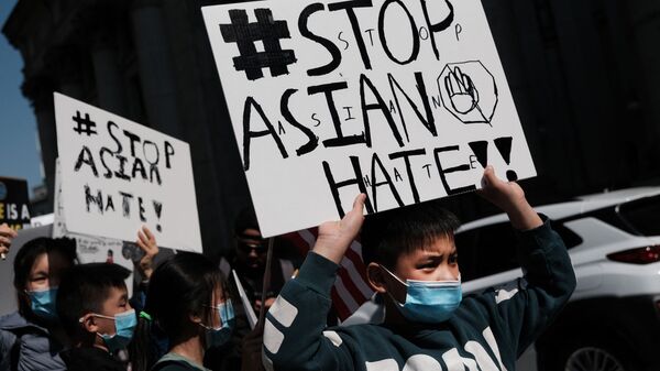 Мальчик с плакатом Stop Asian Hate - 俄羅斯衛星通訊社