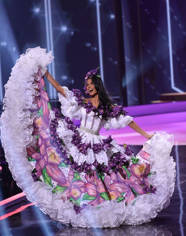 哥斯達黎加小姐伊馮•塞達斯•卡斯坎特在比賽中展示民族服飾。 - 俄羅斯衛星通訊社