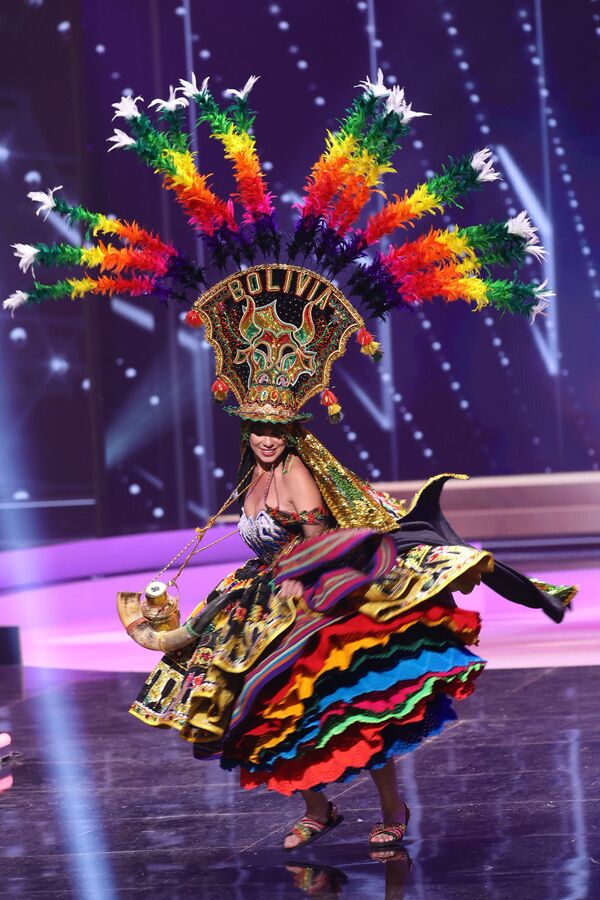 玻利維亞小姐倫卡•奈默在比賽中展示民族服飾。 - 俄羅斯衛星通訊社