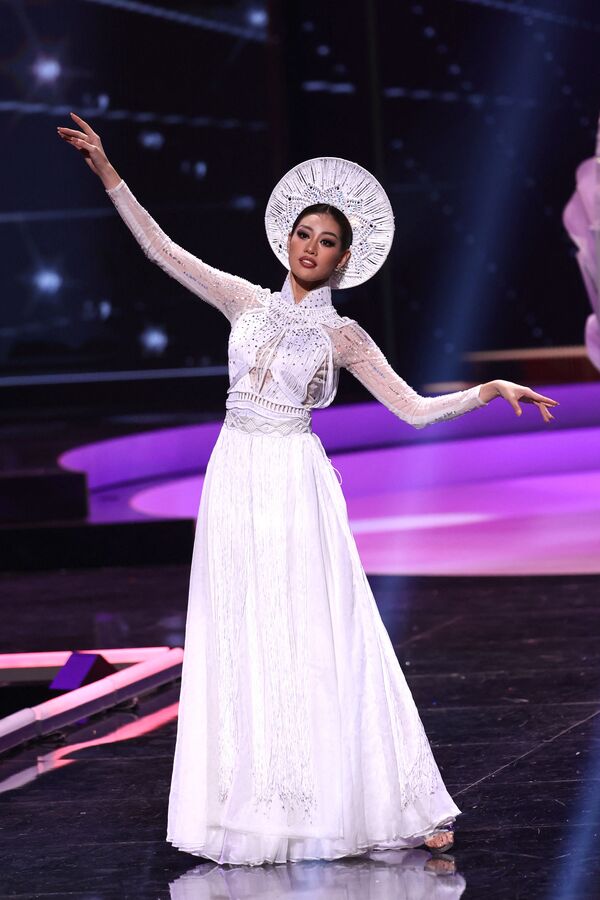 越南小姐阮陳慶雲在比賽中展示民族服飾。 - 俄羅斯衛星通訊社
