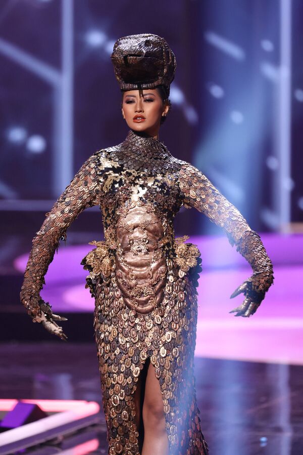 印尼小姐阿尤•莫利達•普特利在比賽中展示民族服飾。 - 俄羅斯衛星通訊社