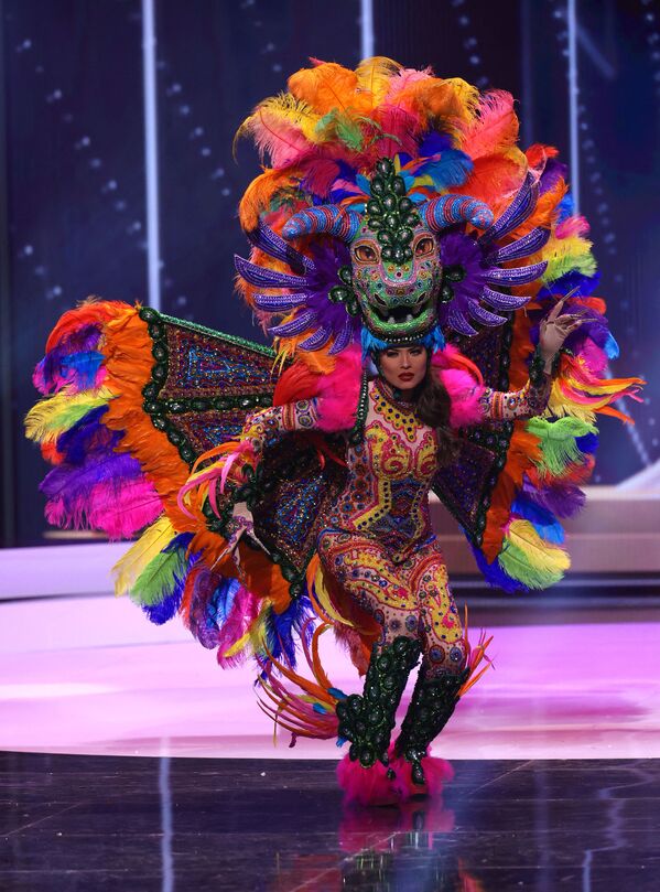 墨西哥小姐安德里亞•梅薩在比賽中展示民族服飾。 - 俄羅斯衛星通訊社