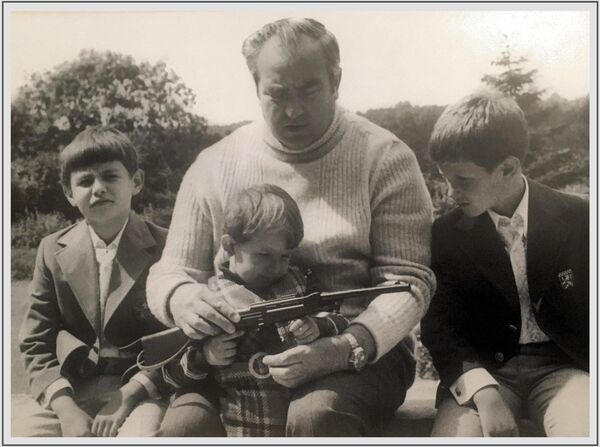 20世纪80年代，苏联元帅、“苏联英雄”维克托•格奥尔基耶维奇•库利科夫带着孙子们：谢尔盖、尼古拉和阿列克谢在德国度假。 - 俄罗斯卫星通讯社
