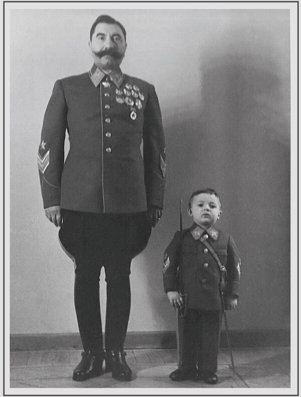 蘇聯元帥、三次獲得“蘇聯英雄”榮譽稱號的謝苗•米哈伊洛維奇•布瓊尼和兒子謝爾蓋，照片拍攝於20世紀40年代。 - 俄羅斯衛星通訊社