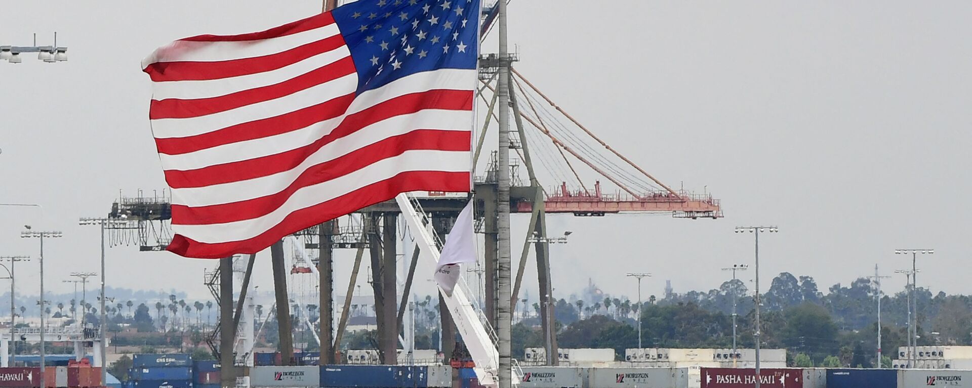 Флаг США торгового судна в порту в Лос-Анджелесе. - 俄羅斯衛星通訊社, 1920, 14.05.2021