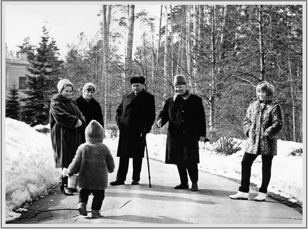 蘇聯元帥、兩次獲得“蘇聯英雄”榮譽稱號的伊萬•斯捷潘諾維奇•科涅夫和家人在莫斯科郊外的別墅中，照片拍攝於20世紀60年代。 - 俄羅斯衛星通訊社
