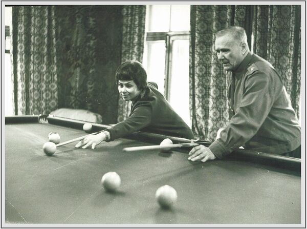 1967年，苏联元帅、“苏联英雄”安德烈•伊万诺维奇•叶廖缅科和妻子尼娜•伊万诺娃在莫斯科郊外的别墅里打台球。 - 俄罗斯卫星通讯社